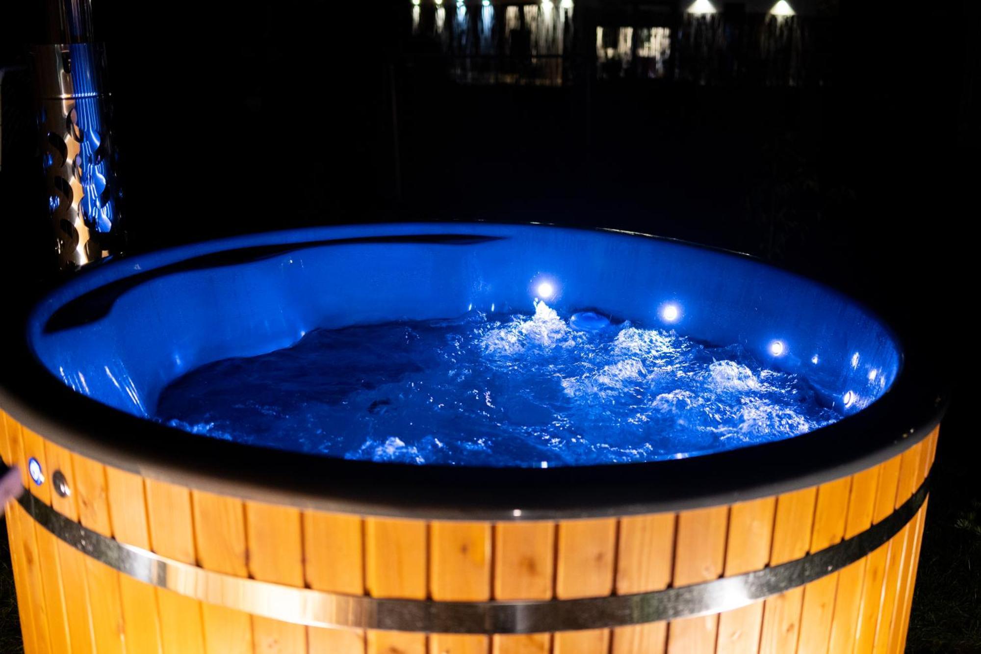 Trzy Jeziora Z Zewnetrznym - Sauna, Balia Do Schladzania I Jacuzzi Male Swornegacie